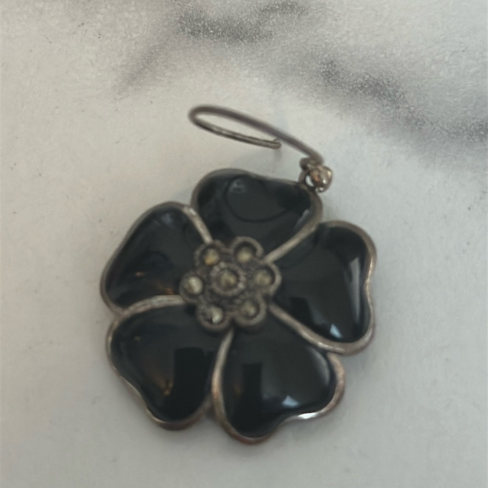 Pre owned- Elegant Black Flower Jewelry Set - Picture 5 of 16